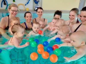 Soziale Kontakte beim Babyschwimmen in Innsbruck