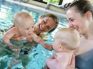 Soziale Kontakte beim Babyschwimmen in Innsbruck